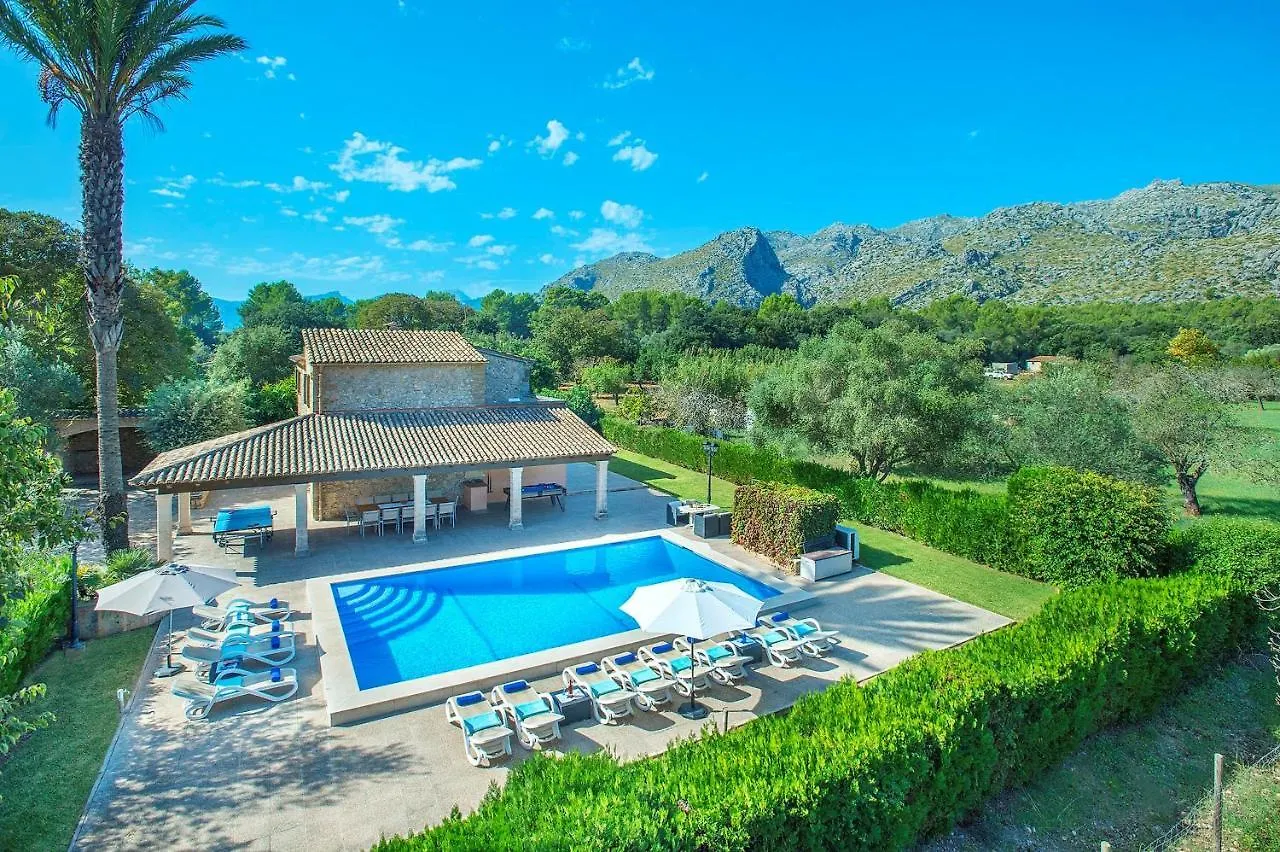 Villa Papa: Serene Mountain Views in Cala San Vicente Pollenca