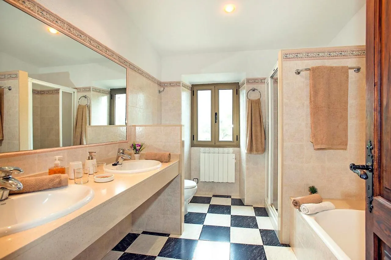 Villa Papa: Serene Mountain Views in Cala San Vicente Pollenca