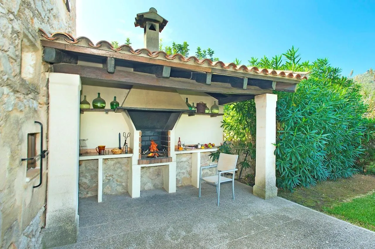 Villa Papa: Serene Mountain Views in Cala San Vicente Pollenca
